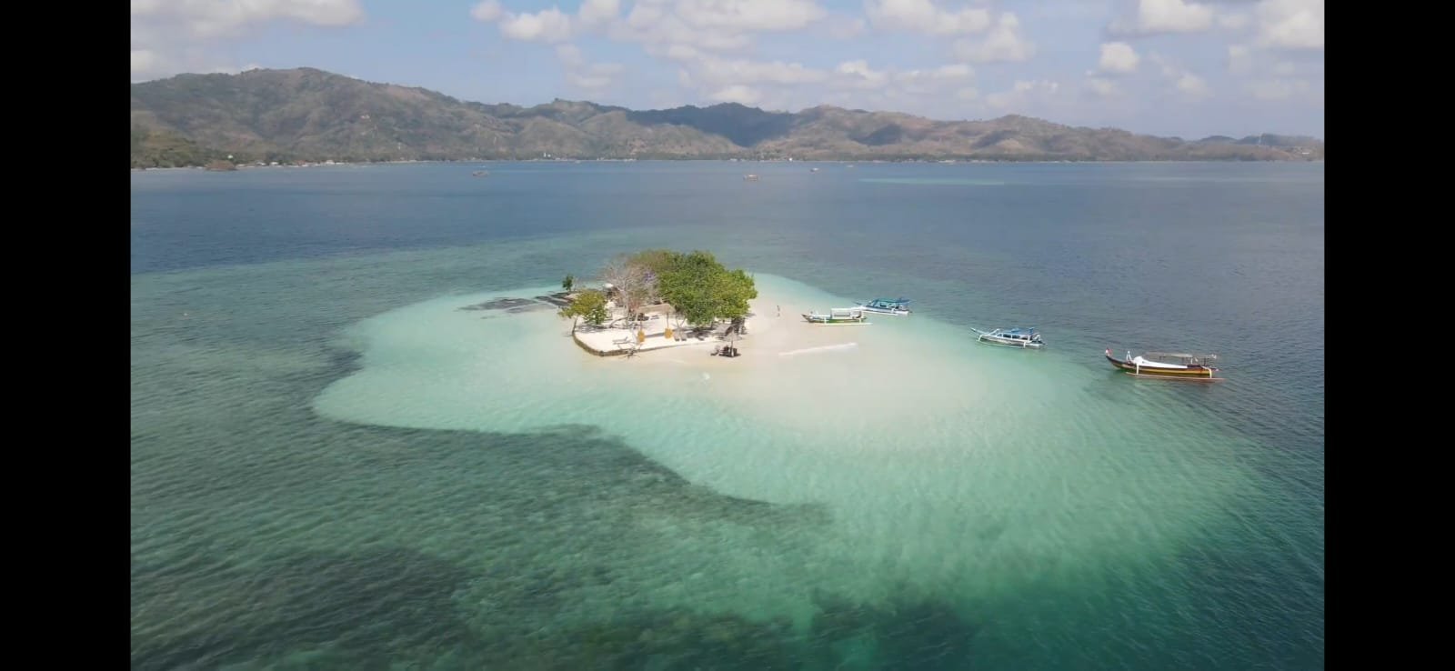 Île paradisiaque et bateaux dans l'océan
