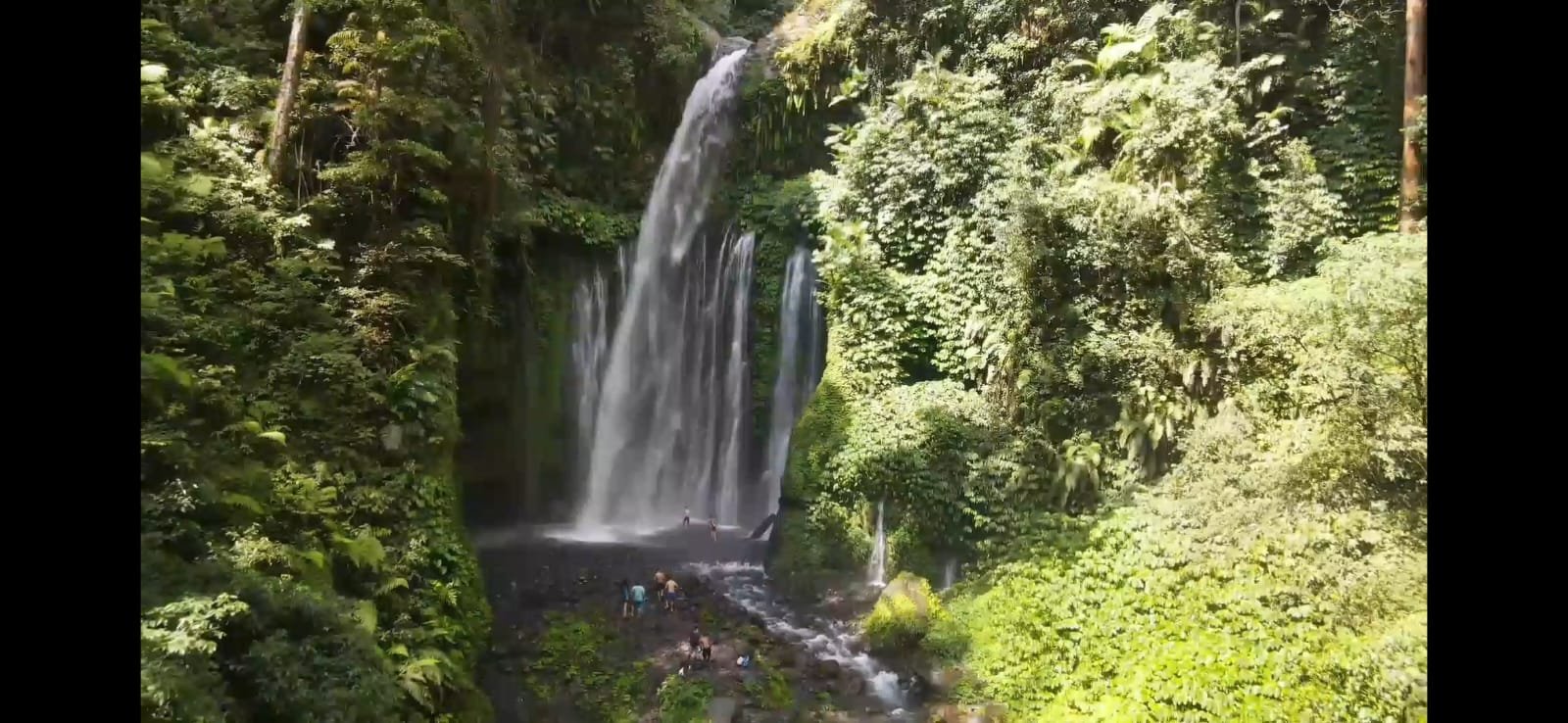 Cascade secrète entourée de jungle